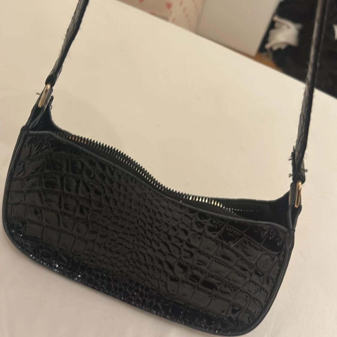 Svart axelväska i croco-imitation - 1