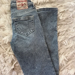 True Religion Becca Bootcut Jeans - Snygga ljusblå jeans från True Religion, modell Becca Mid Rise Bootcut. Säljer då det inte passar. Pris kan diskuteras 