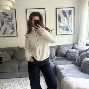 Vit ribbad kofta med dragkedja - Säljer denna ursnygga stickade kofta då jag har flera liknande. Perfekt nu till hösten och passar till allt! Köptes förra hösten och den säljs inte längre. Nypris 499. Om fler bilder önskas skriv privat!🥰