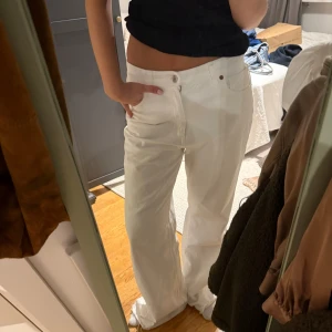 Vita wide jeans - Säljer vita Zara jeans i storlek 40. Så najs nu till sensommar/höst. 