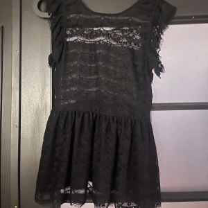 Svart spetsblus Gina Tricot S - Supersöt svart blus från Gina Tricot i spets med volangdetaljer på ärmarna🍾