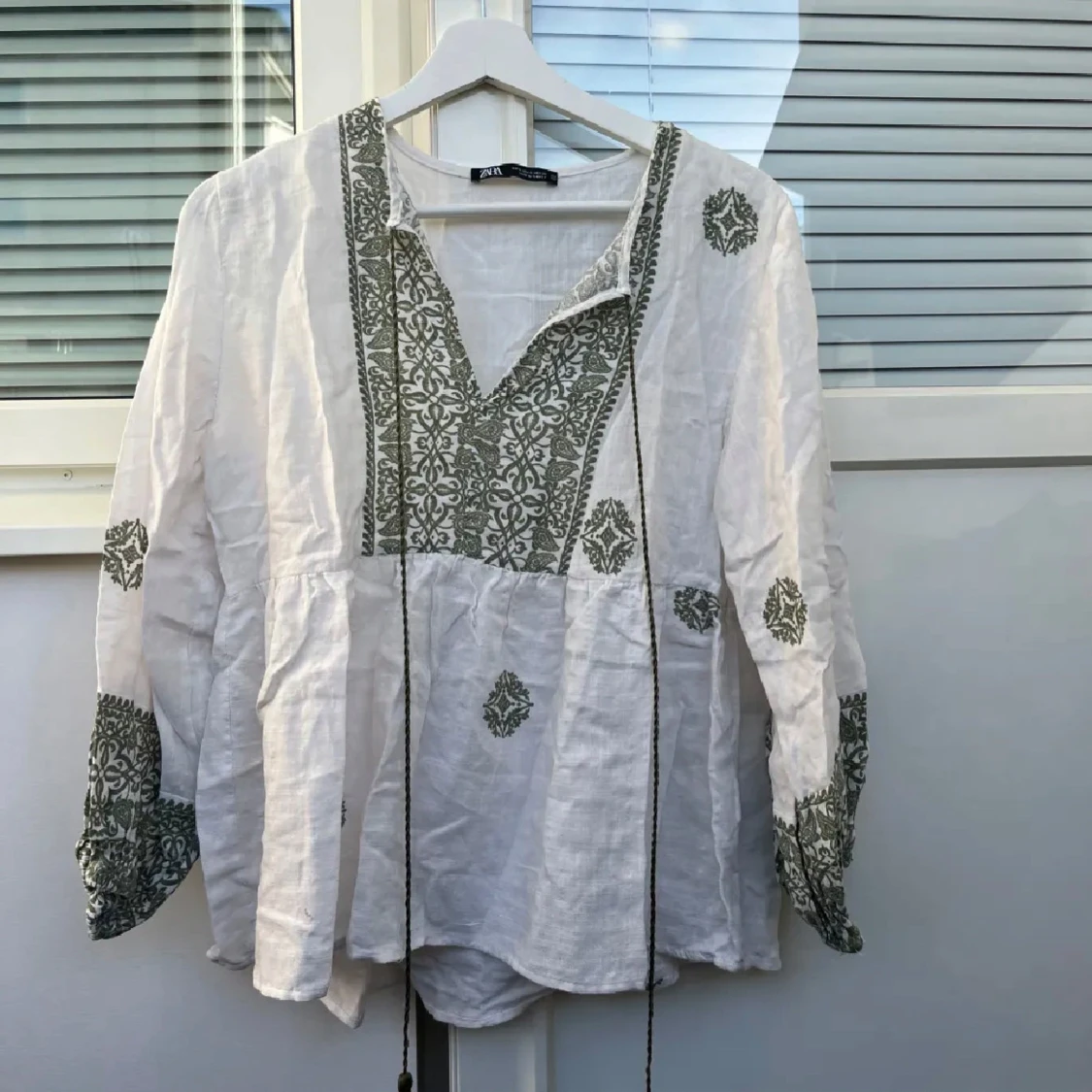 Vit blus med grönt broderi från Zara - 1