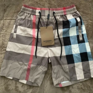 Rutig Burberry shorts med snörning - Burberry shorts med klassiskt rutigt mönster str M helt nya