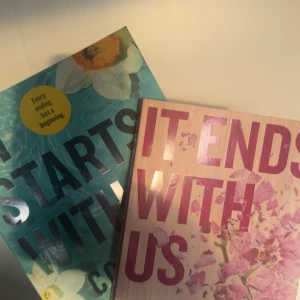 It Ends With Us & It Starts With Us - Två populära böcker av Colleen Hoover med färgstarka omslag och blommotiv. Perfekt för dig som gillar känsloladdade berättelser och vill ha något som sticker ut i bokhyllan. Passar unga vuxna som söker engagerande och moderna romaner. Original pris - 150kr styck. 
