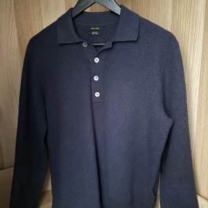 Massimo Dutti tröja  - Skick: 10/10, är en stickad rugby tröja från massimo dutti, använd fåtal gånger, har en fin mörkblå färg, passar dig som vill vara fräsch, Storlek: M men passar S.