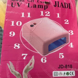 Stort nagelkit med gel och tillbehör - Nagelkit med UV-lampa, gelpolish, nageltips, mallar, fransk stiletto lösnaglar, poly gel, glitter, rhinestones, träningshand, nagelvårdsprodukter och flera tillbehör. Perfekt för dig som vill fixa snygga naglar hemma. Sakerna är använda men bra för dig som är nybörjare och kanske vill testa på . 