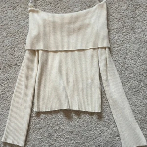 Ribbad offshoulder topp från H&M - Snygg ribbad offshoulder topp från H&M,inga defekter. Som ny! Hör gärna av dig vid intresse och prisförslag ☺️