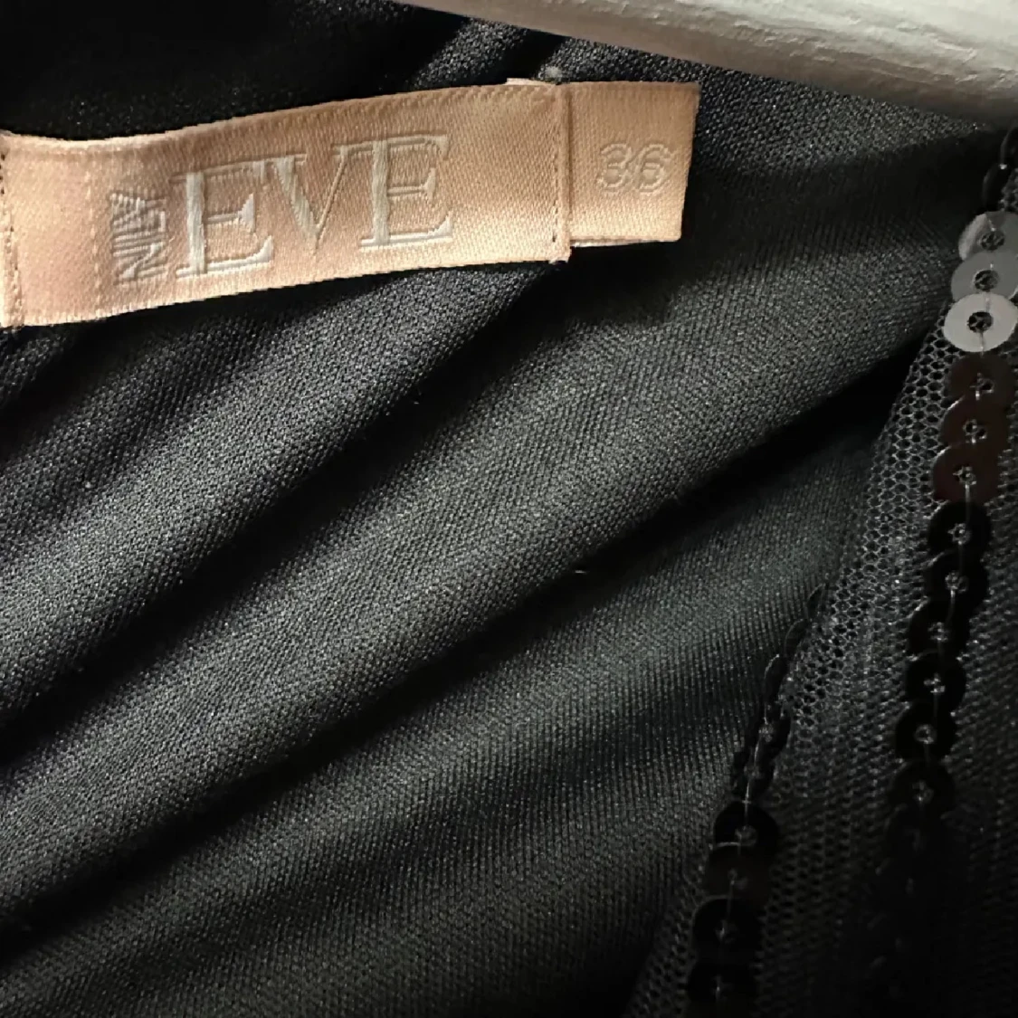 Svart glittrig långklänning från NLY Eve - 2