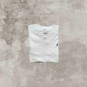 Vit t-shirt från Polo Ralph Lauren - En klassisk vit Ralph lauren T-shirt Storlek : L Skick : som ny aldrig andvänd  Säljer då jag köpte fel storlek