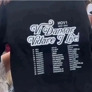 Svart Hov1 t-shirt hon dansar vidare i livet - Säljer den trendiga svarta hov1 hoodien som är helt oanvänd🫶🏼 pris kan diskuteras 