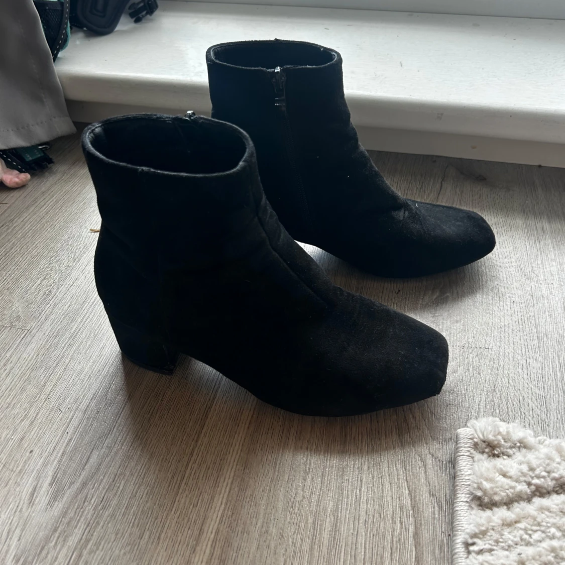 Svarta mocka stövletter med klack - 1