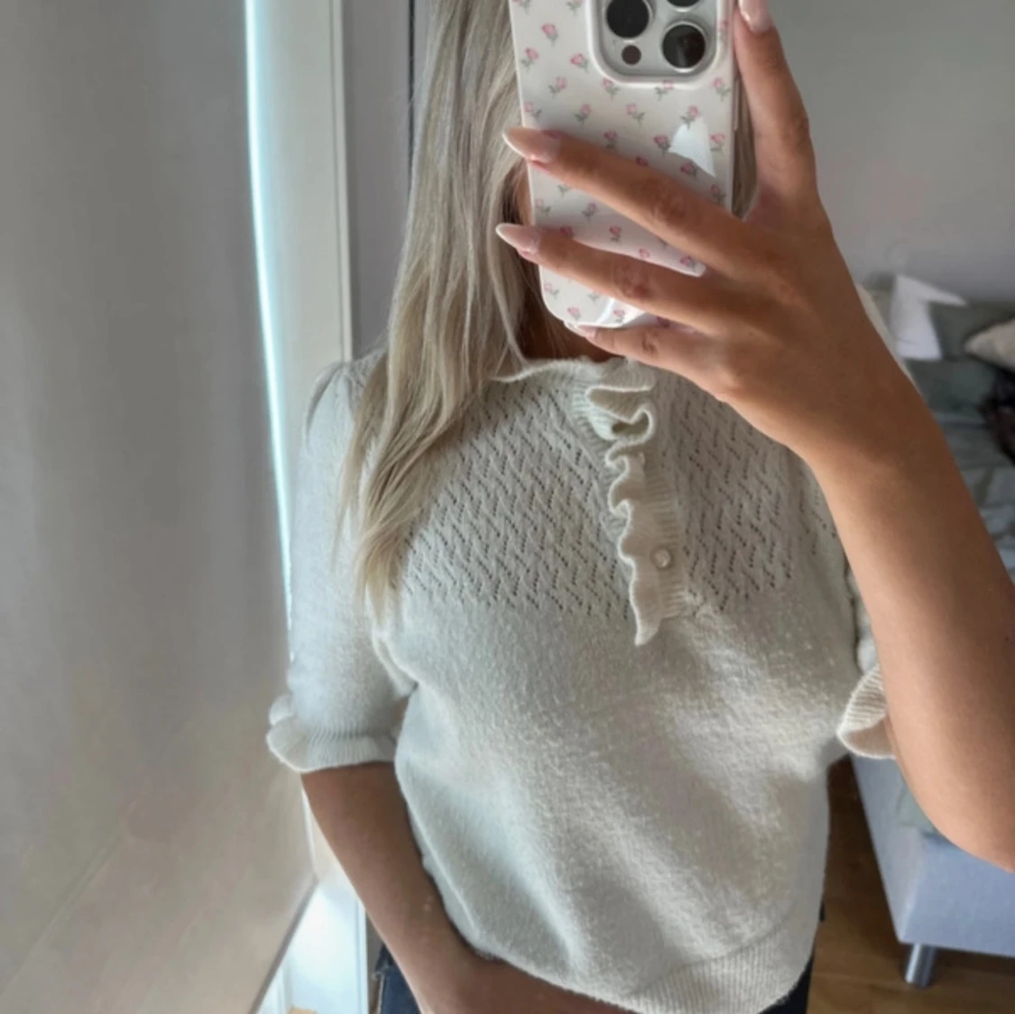 Vit stickad tröja med volangdetalj - 1