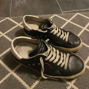 Philippe Model Skor - Säljer nu dessa skor från philippe model då jag haft de ett tag och skicket inte är de bästa. Säljer därför billigt, går att använda och är fortf snygga enligt mig. Storlek: 42 passar även 41 enligt mig. Äkta såklart!! Hör av er vid funderingar!! Box medföljer ej!! Därav priset