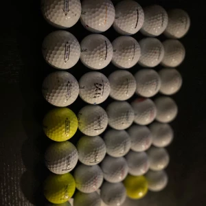 35 st Golfbollar: Titleist mix (Begagnade) - 35st titleist bollar. En blandning av Tour speed, Tour soft, Velocity, och Nxt tour, Trufeel, Alla bollar ör inte perfekta men dom flesta går att spela på, resten e perfekta att träna med.
