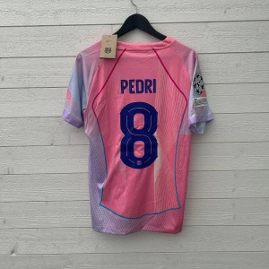 Pedri FC Barcelona Fotbollströja - Säljer en FC Barcelona fotbollströja med Pedri 8 på ryggen som är helt ny med prislapp!