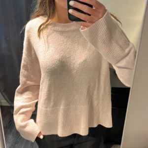 Ljusrosa stickad tröja Gina Tricot - Supermjuk ljusrosa stickad tröja från Gina Tricot med bred ribbad kant nedtill och vid ärmslut. Passar S/M💕köpt på Gina Young 