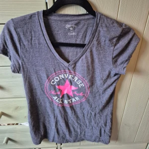 Grå Converse t-shirt - Snygg grå t-shirt från Converse med v-ringad hals och korta ärmar. 💞
