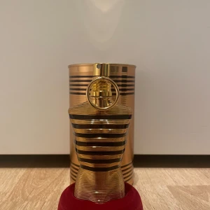 Jean Paul Gaultier la male elixir  - Säljer denna underbara parfym nu för ett bra o rimligt pris. Den har mest bara stått o typ aldrig används, den är i nyskick och köptes nån gång i vintras. Kom med frågor eller bud!!!! Cirka 72 ml kvar utav 75