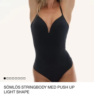 Body från Hm - Supersnygg body från Hm som är helt ny och endast testad. Hade ej plomberat den när jag köpte så kunde ej lämna tillbaka när den va för liten för mig. Står fast vid mitt pris. 