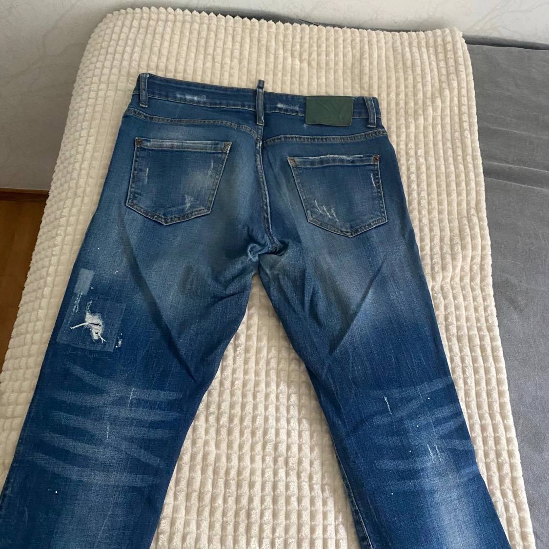 Blå slitna jeans med hål och detaljer - 3