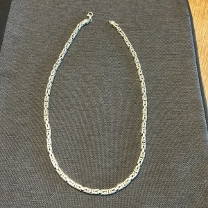 Kejsar länk 925 (alltså äkta)  - Snygg kejsarlänk i silver 925 säljs pågrund av att den inte används längre. 50 cm långt 4 mm brett väger 46 gram 2300kr nypris 
