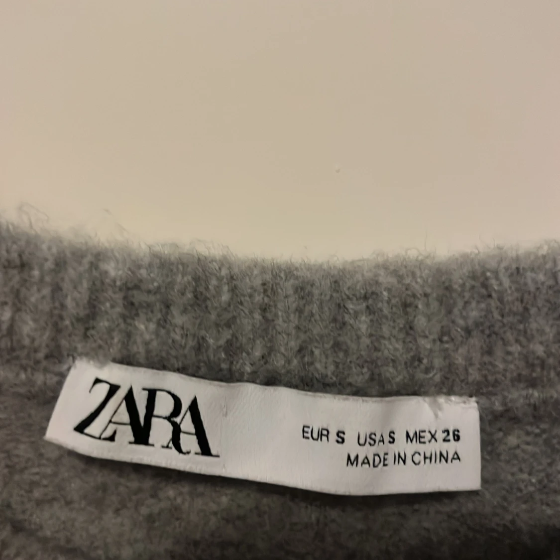 Grå stickad kortärmad tröja från Zara - 2