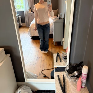 Ljusrosa tunn stickad tröja från Zara - Ljusrosa långärmad tröja från Zara Girl's Winter Collection. Tröjan är i mjukt stickat material och har en diskret dragkedja på sidan. Nyskick! Passar mig som brukar vara S. skriv gärna om du har frågor!🌸