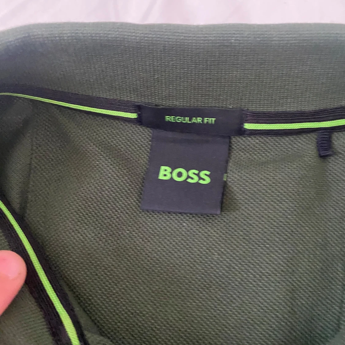 Grön BOSS pikétröja med vit logga - 1