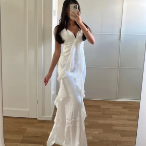 Vit långklänning  - Supersnygg vit långklänning, har dock inte kommit till användning och letar efter ny ägare! Xs funkar på S