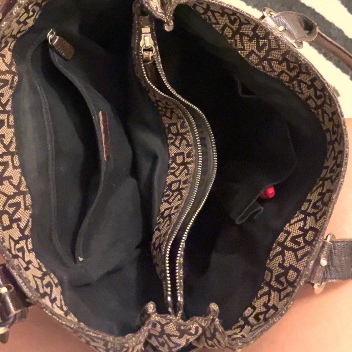 Brun handväska DKNY med mönster - 3