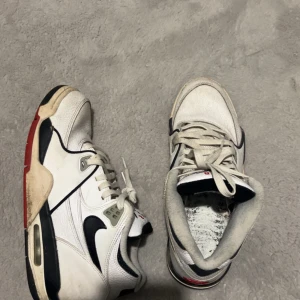 Nike Air   Vit/Svart/Röd - vita och röda nike air, slitna men går att använda