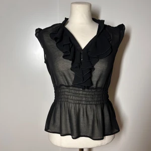 Mesh blus med volang vintage - Svart blush I mesh med volanger. Passar xs-s. Köp sker via köp nu, jag postar inom 24h. Kvar tills markerad såld 