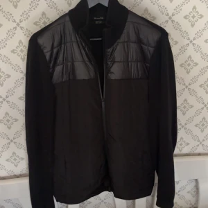 Massimo dutti cardigan  - Säljer en riktigt snygg och unik cardigan som är slutsåld överallt. Den är i ett bra skick utan defekter. Storleken är M och passar någon runt 180. Priset kan diskuteras!