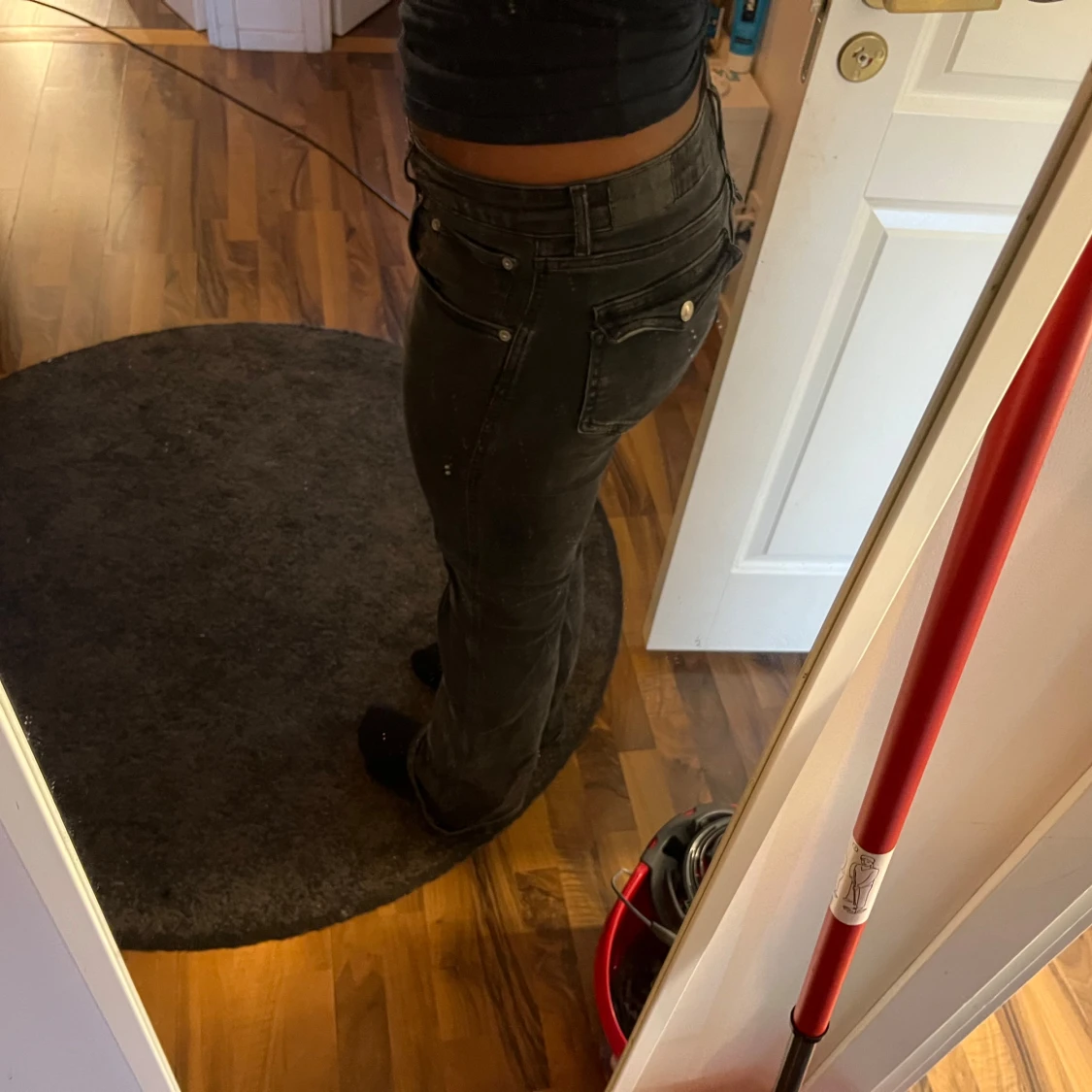 Svarta bootcut jeans från 157 med fickor