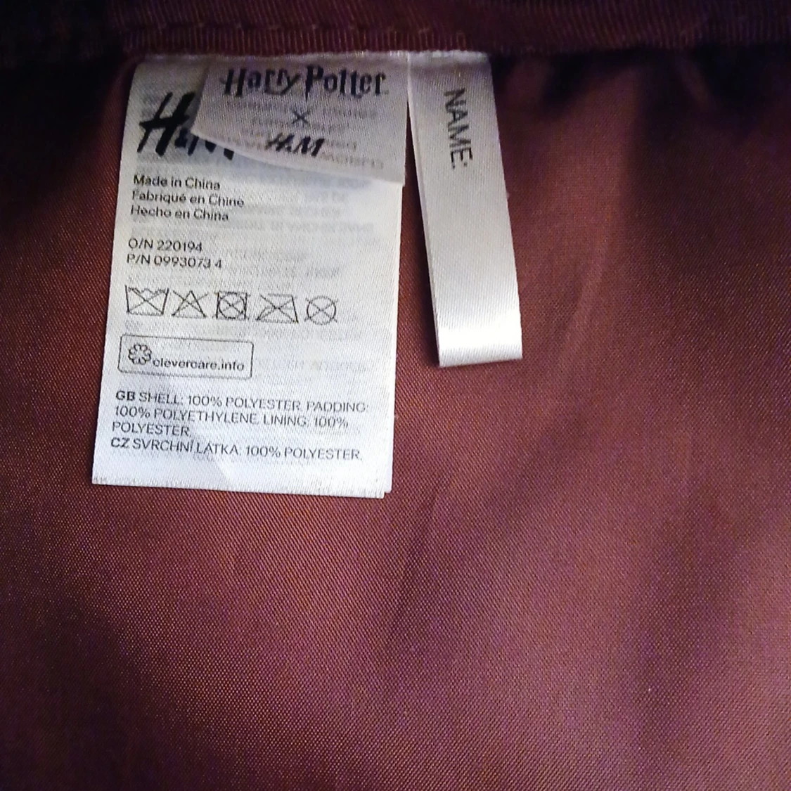 Vinröd Hogwarts ryggsäck med gulddetaljer - 4