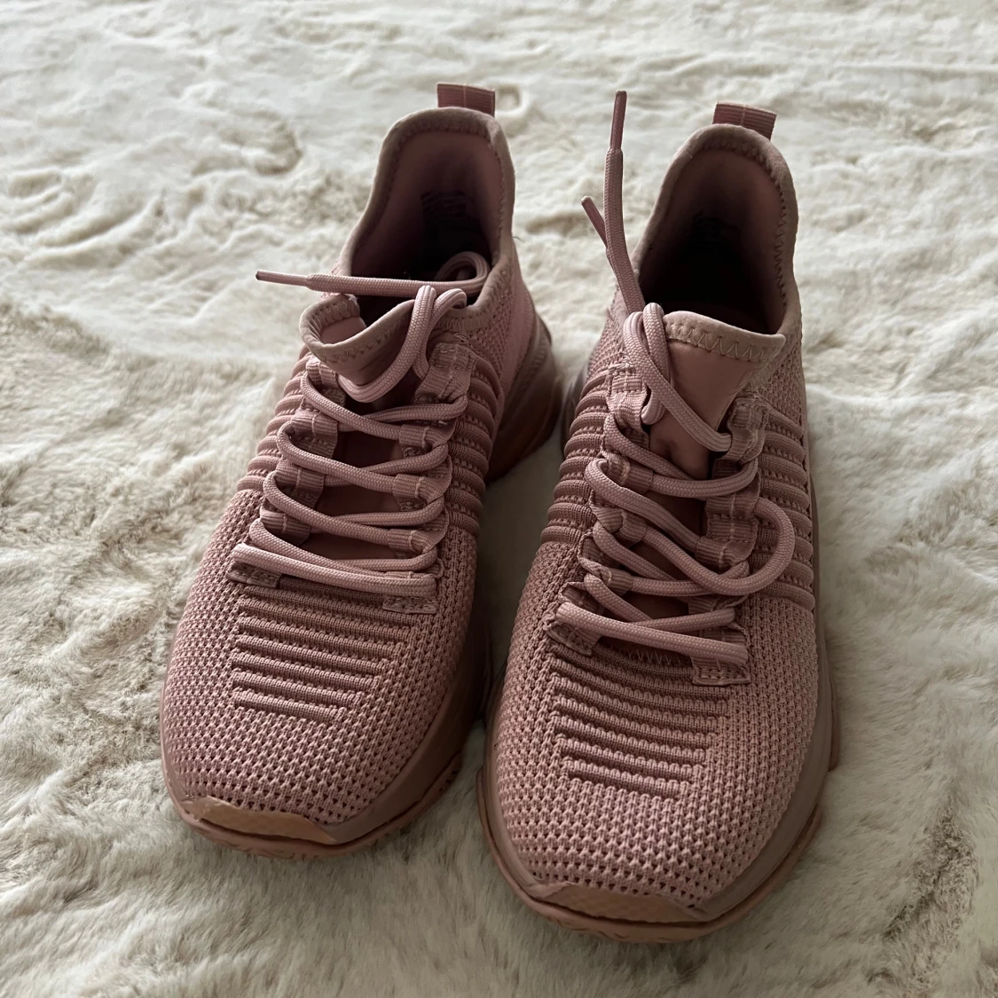 Rosa sneakers från Steve Madden