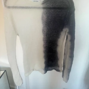 Weekday svartvit stickad tröja XS - Säljer en tunn, stickad tröja från Weekday i storlek XS. Tröjan har en cool svart och vit färgblock-design med lång ärm och rund hals. Perfekt för dig som gillar en edgy och unik stil. PRIS KAN DISKUTERAS 