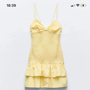 Gul kort klänning med volang - Använd en gång! Skriv gärna om ni har frågor eller vill ha fler bilder!💞