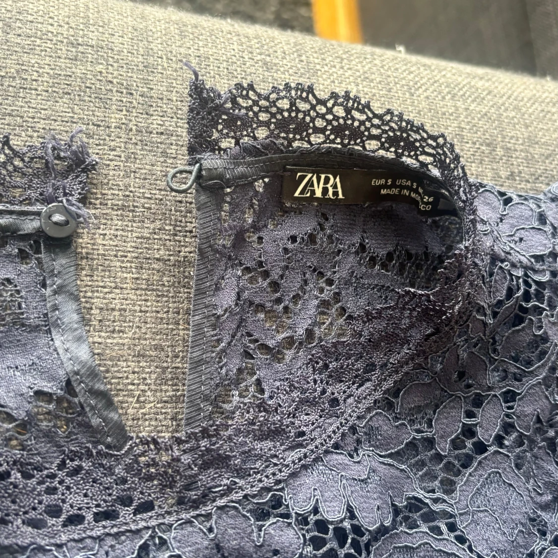 Mörkblå spetsblus från Zara - 3