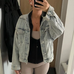 Jeansjacka - Super fin jeansjacka från hm, perfekt till hösten💕