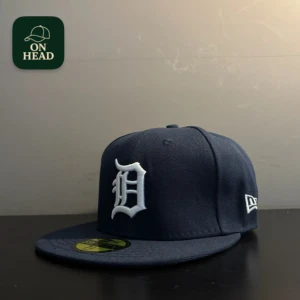 New Era keps - Hej! Säljer en ”Detroit Tigers Authentic On-Field 59FIFTY Navy Fitted” 💥. Kepsen är ”ny utan prislapp”. Säljer denna marinblåa keps för ett superpris🤑. Inga skador eller missfärgningar. Kepsen har storleken: 7 (55,8cm). Skick: 9/10. Hör gärna av dig med frågor!🧢