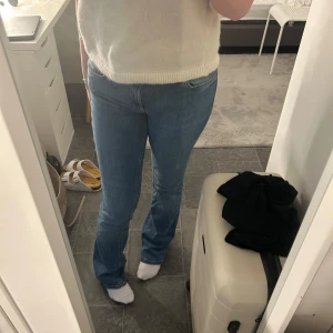 Blå bootcut jeans med lågmidja - Säljer ett par blå jeans från Zara som är lågmidjade. Dom är så fina och jättesköna, används tyvärr inte. 💞