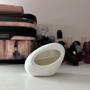 Ariana Grande parfym - Ariana Grande mod vanilla 30 ml. Endast testad en gång. Orginalförpackningen medföljer 🤍