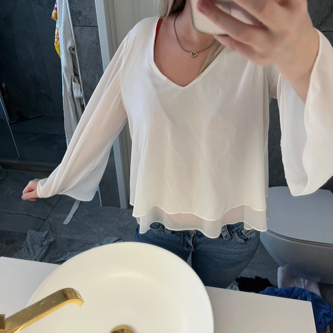 Vit v-ringad blus med vida ärmar