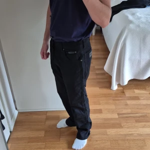 Wrangler jeans Texas - Säljer ett par svarta Wrangler Texas Authentic Straight jeans. Väldigt bra skick då de inte kom till så mycket användning. Storlek 31X32 pris kan absolut diskuteras.