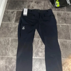Haglöfs Byxor - Säljer mina haglöfs byxor då dom är tajta på mig. Byxorna är i 10/10 skick, har använts endast 1-2 gånger. Inga skador eller så heller. Passformen skulle jag säga är L men kan passa dig som har M. Om du är intresserad eller har frågor så är det bara att höra av dig🤝
