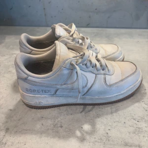 Nike Air Force 1 Gore-Tex sneakers vita - Nike Air Force 1 sneakers i vitt med Gore-Tex-material och klassisk gummisula. Skick 7/10, nypris runt 5500
