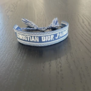Blå Christian Dior J'Adior armband - Snyggt blått armband från Christian Dior med texten 'J'Adior'. Passar till allt. Hör av dig vid funderingar!