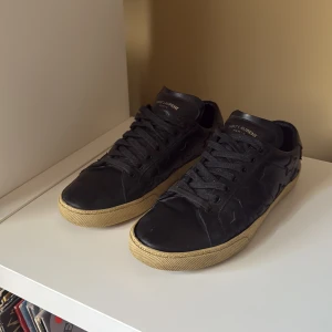 Saint Laurent sneakers  - Säljer dessa riktigt snygga skor från Saint Laurant. Nypris ca 4000, mitt pris 1499. OBS priset är inte hugget i sten! Vid vilka  funderingar som helst kan du höra av dig!