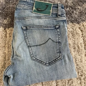 Ljusblå jeans från Jacob Cohen - Snygga ljusblå jeans från Jacob Cohen. Ny pris är ca 5500kr, mitt pris är 1499kr! Priset är ej hugget i sten! Hör av dig vid funderingar.